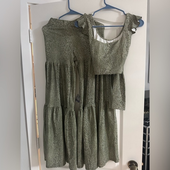 Two piece crop top and pants outfit - Picture 2 of 4